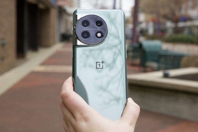 oneplus-11-green-in-hand-2